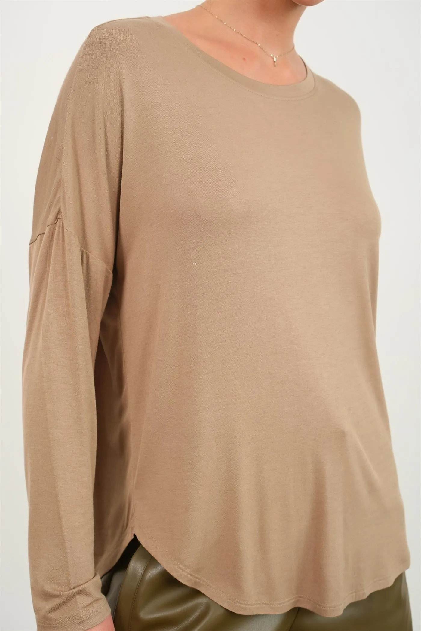 DZ24F349-Round Neck Long Sleeve Curved Hem Top